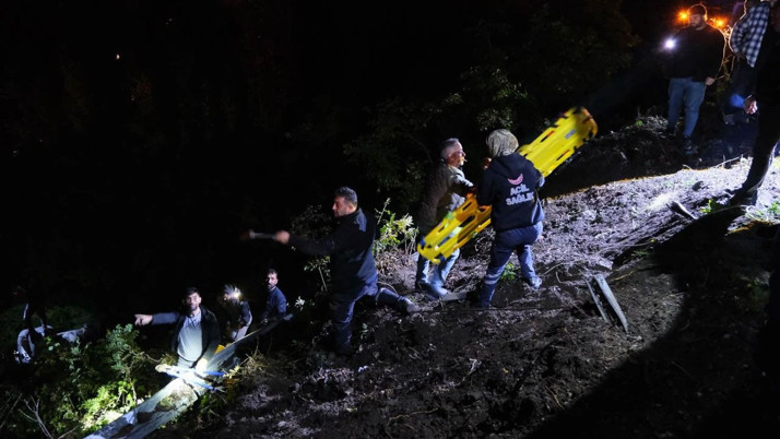 Kastamonu'da devrilen tırda sıkışan sürücü yaklaşık 2 saat süren çalışmanın ardından kurtarıldı