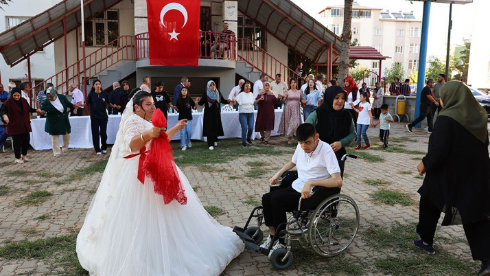 Kahramanmaraş'ta zihinsel engelli Merve'nin gelinlik hayali gerçek oldu
