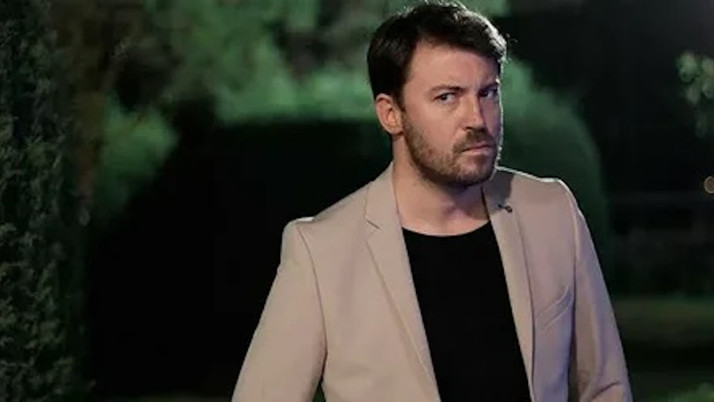 Tolga Güleç sahnede kaza geçirdi! Oyunu acı içinde tamamladı...