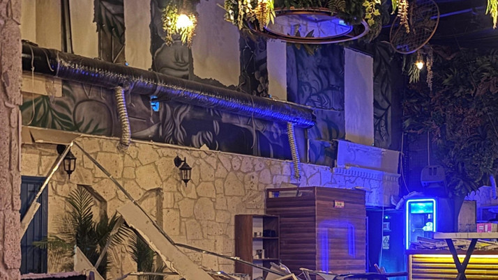 İzmir'de eğlence merkezinde facia! Dekor duvar çöktü yaralılar var