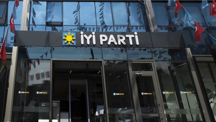 İYİ Parti kongresinde arbede çıktı! Elini kürsüye vurunca...