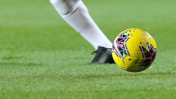 Maç hakeme isabet eden madde nedeniyle tatil edildi