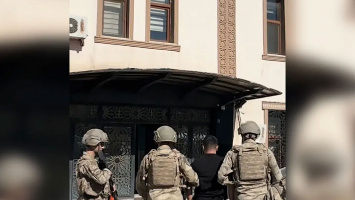 Muş'ta Türk bayrağına yönelik saygısız paylaşımı beğenen kişi gözaltına alındı