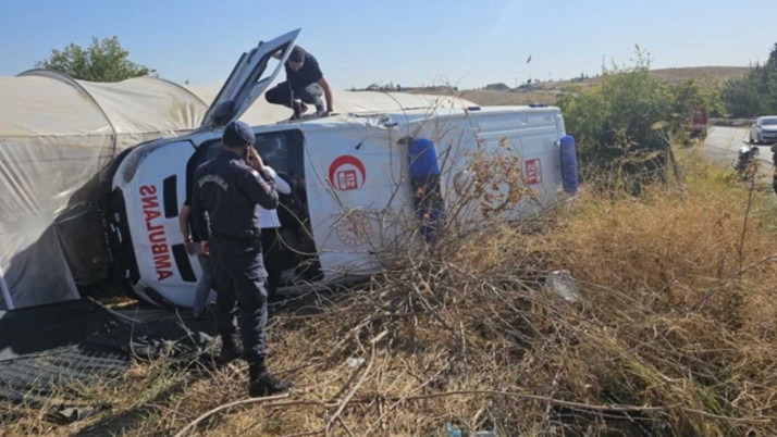 Ambulans ile otomobil çarpıştı! Yaralılar var...