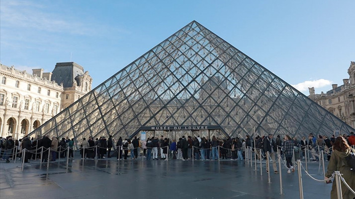 Paris'te dünyaca ünlü Louvre Müzesi'nde tarihi mücevherler çalındı