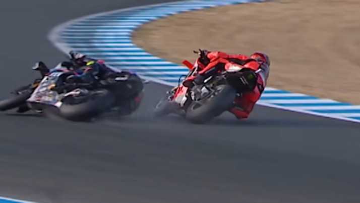 Toprak Razgatlıoğlu'nun şampiyonluğu ilan edeceği yarışta rakibi arkadan çarpıp yarış dışına itti