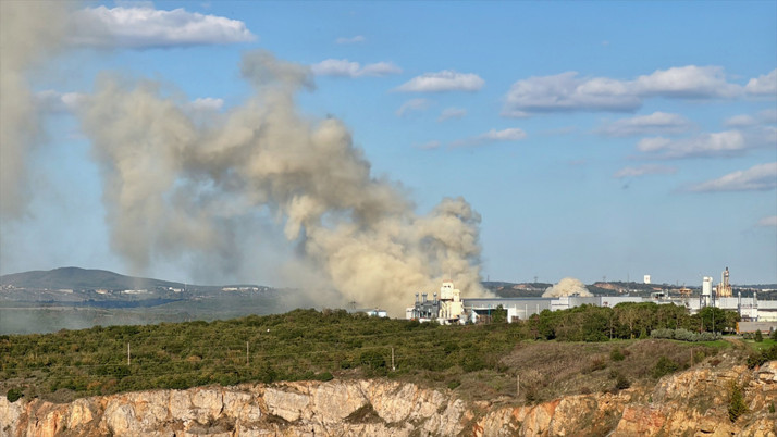 Kocaeli'de ahşap fabrikasında çıkan yangın kontrol altına alındı