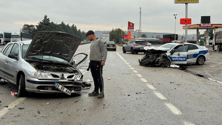 Balıkesir'de polis aracıyla çarpışan otomobilin sürücüsü hastanede öldü