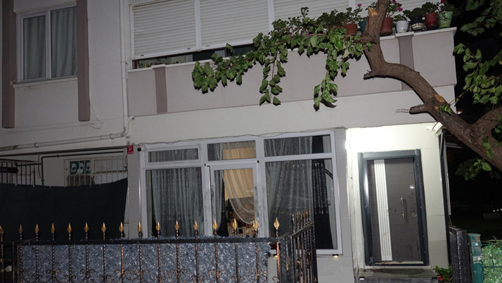 Kırık camdaki kan izlerini gördüler! Ekipler eve çilingirle girdi