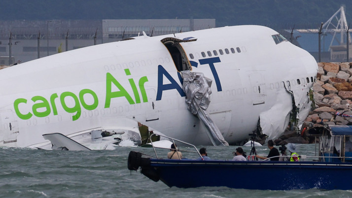 Türk şirketine ait kargo uçağı Hong Kong'e inerken pistten çıktı denize sürüklendi: 2 ölü