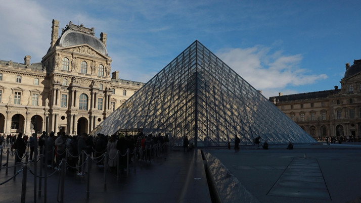 Tarihi eserlerin çalındığı dünyaca ünlü Louvre Müzesi bugün kapalı olacak