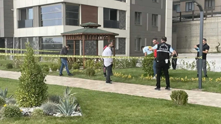 Site bahçesinde bıçaklı kavga! Çok sayıda yaralı var...