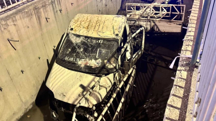 Kayseri’de kamyonet kanala uçtu: 2 yaralı