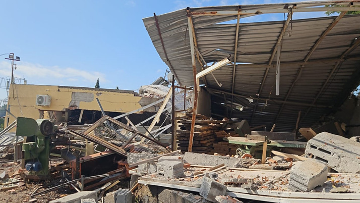İzmir'de bir evde patlama oldu! Evin çatısı çöktü