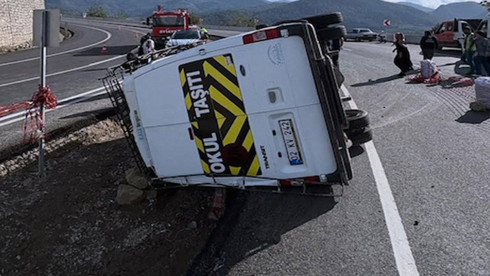 Minibüs devrildi! Çok sayıda yaralı var