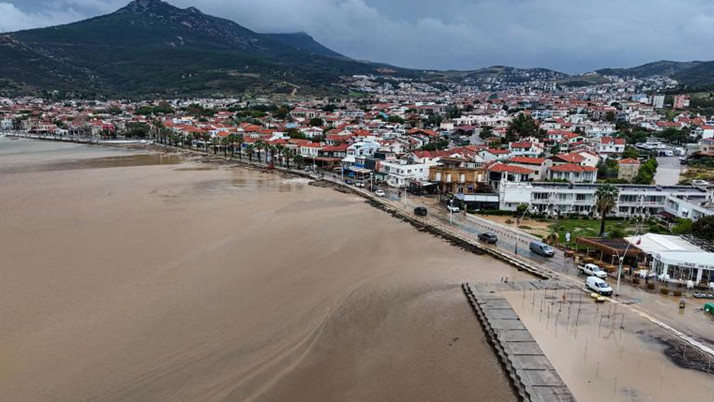 Foça'da derede kaybolan vatandaşı arama çalışmaları sürüyor