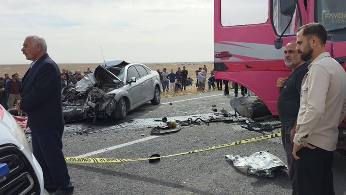 Feci kaza! Kamyonla çarpışan otomobildeki 3 kardeş öldü