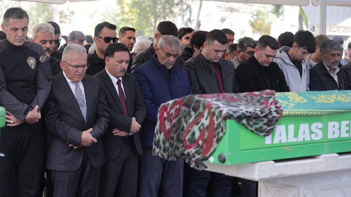 Kayseri'de eski eşi tarafından öldürülen üniversite öğrencisi kadının cenazesi defnedildi