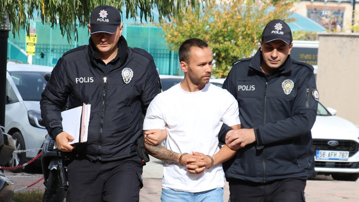 Sivas'ta şehit babasıyla tartışan halk otobüsü şoförüne gözaltı!