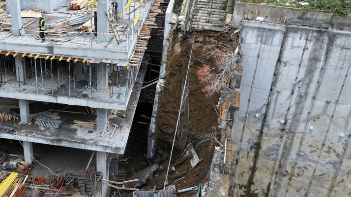 Beşiktaş'ta inşaat halindeki binanın istinat duvarı yıkıldı