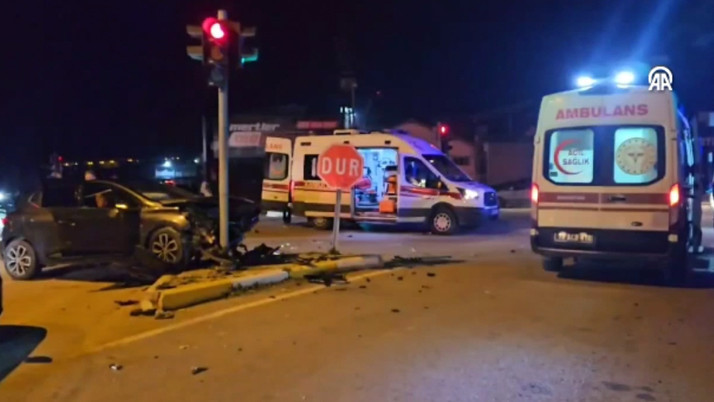 Çorum'da polis otosu ile otomobil çarpıştı! Yaralılar var