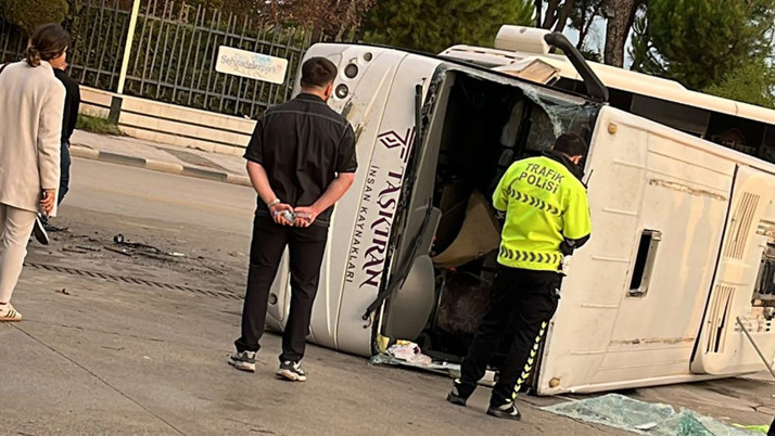 Manisa'da hafif ticari araçla çarpışan midibüsteki 16 işçi yaralandı