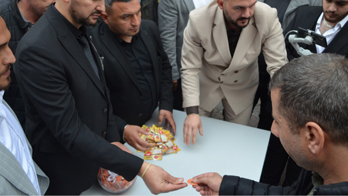 Bedava altın dağıtıldığını duyan koştu!