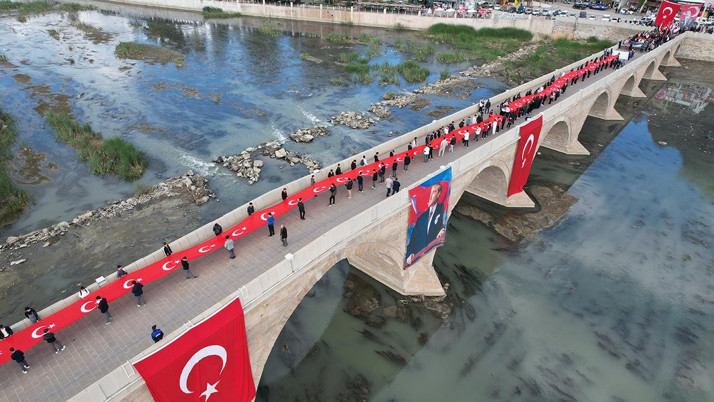 Mersin'de 102 metre uzunluğunda Türk bayrağıyla yürüyüş düzenlendi