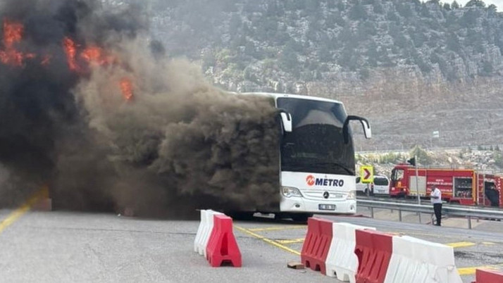 Seyir halindeki yolcu otobüsü alev alev yandı