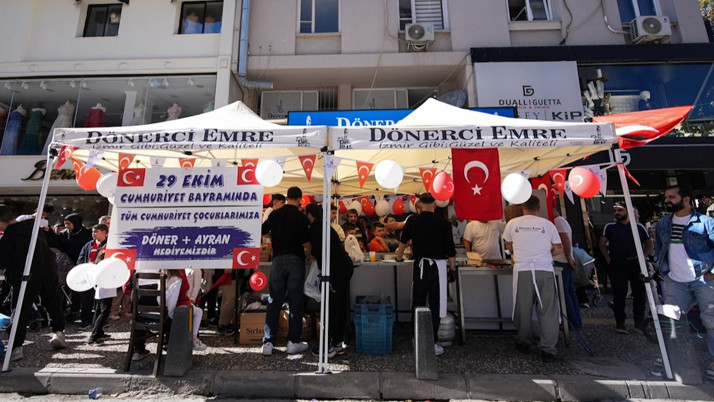 İzmir'de bayram sevinci! 29 Ekim'de vatansever esnaf çocuklara ikramda bulundu