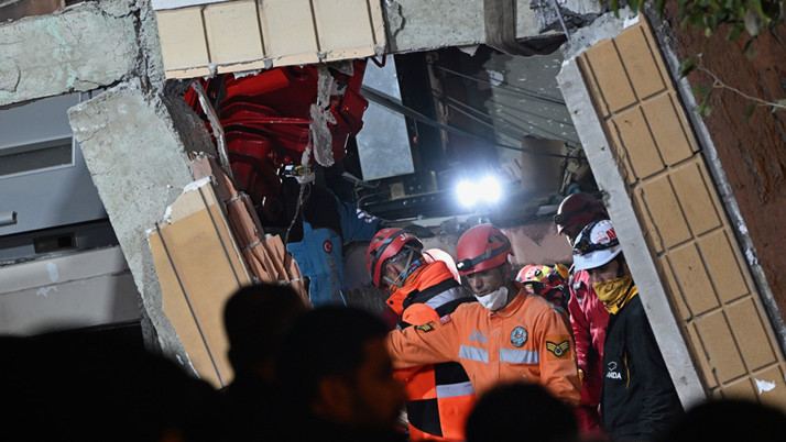 Çöken binanın enkazında bilirkişi heyeti inceleme yapıyor