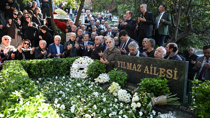 Eski Başbakan Mesut Yılmaz kabri başında anıldı