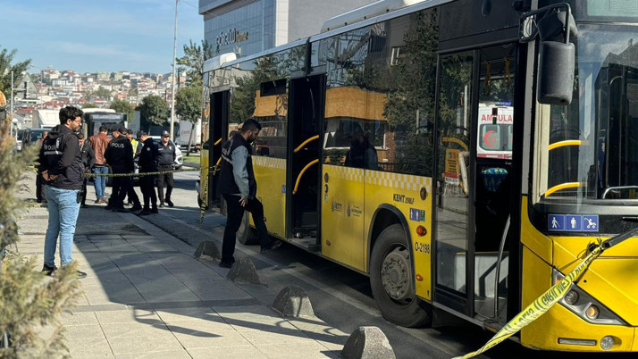 Arnavutköy'de seyir halindeki İETT otobüsünde bıçaklı kavga: 1 ölü 2 yaralı