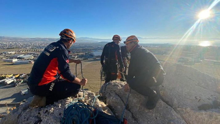 Van'da kayalıklarda mahsur kalan kişiyi AFAD ekipleri kurtardı