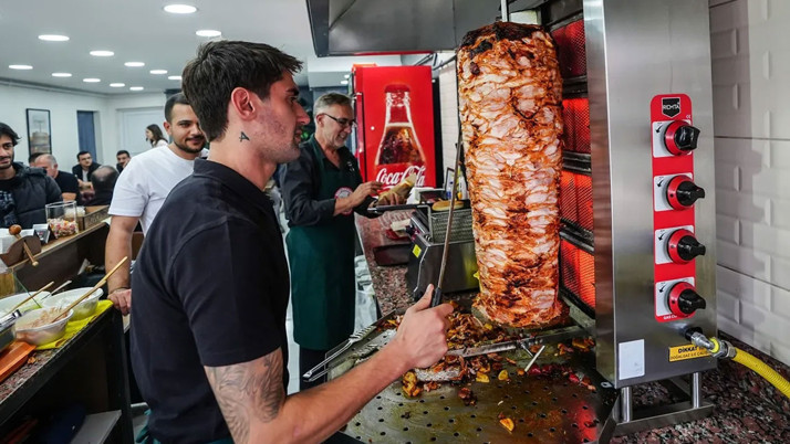 Şampiyonlar Ligi'nde forma giyen eski Beşiktaşlı Orkan Çınar, Bursa'da dönerci oldu
