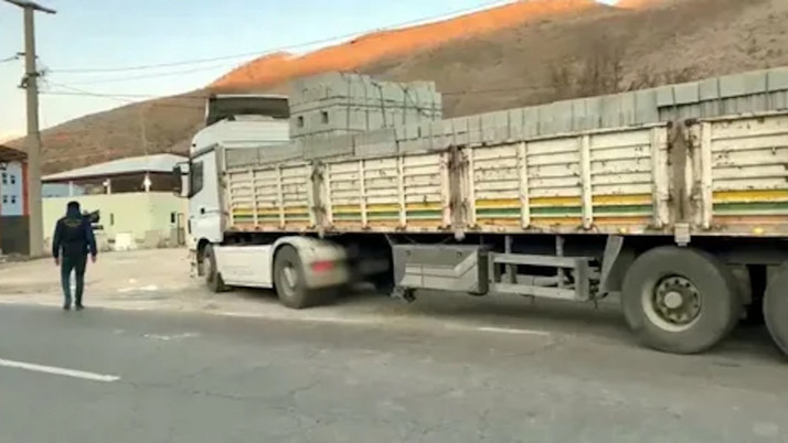 Bitlis'te insan kaçakçılığı! Tırın dorsesinde 20 düzensiz göçmen yakalandı