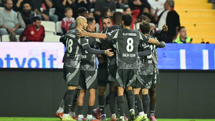 Beşiktaş, Antalyaspor'u 3 golle devirdi