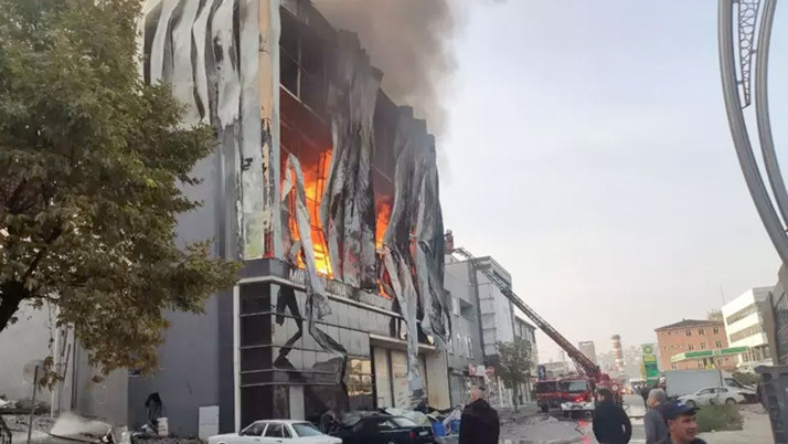 Kocaeli'de parfüm deposunda yangın çıktı 6 kişi hayatını kaybetti