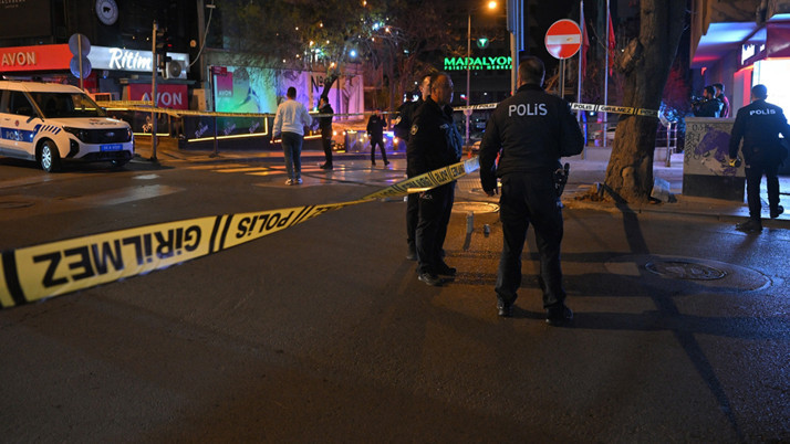 Eğlence mekanının önünde gelip ateş açtı