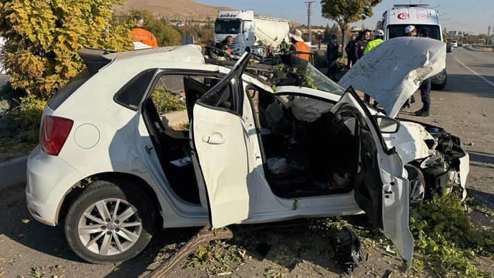 Feci kaza! Aydınlatma direğine çarpan otomobildeki anne ve bebeği öldü