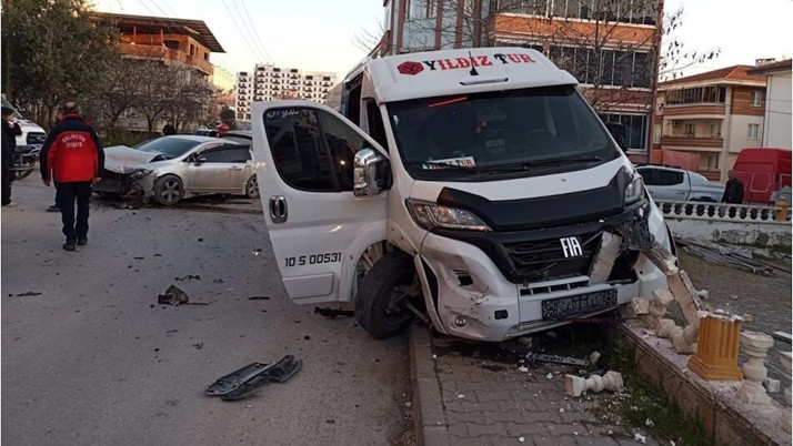 Balıkesir'de işçi servisi ile otomobil çarpıştı: 1 kişi hayatını kaybetti