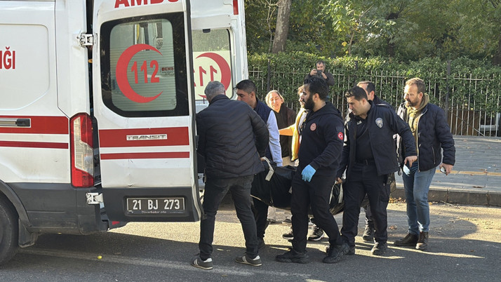 Diyarbakır'da aile faciası! 18 yaşındaki genç, annesi ve ağabeyini tüfekle öldürdü