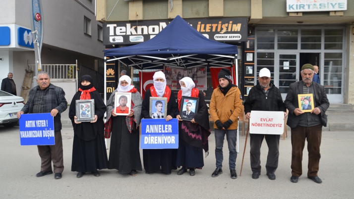 Muş'ta evlatlarına kavuşmak isteyen aileler, DEM Parti önündeki eylemlerini sürdürdü
