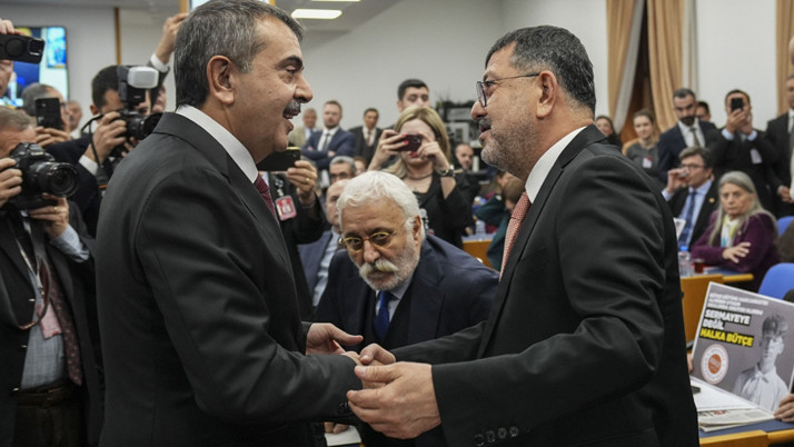 Bütçe görüşmesinde dikkat çeken anlar! Bakan Yusuf Tekin, CHP'li Ağbaba'ya 'sıfır' verdi