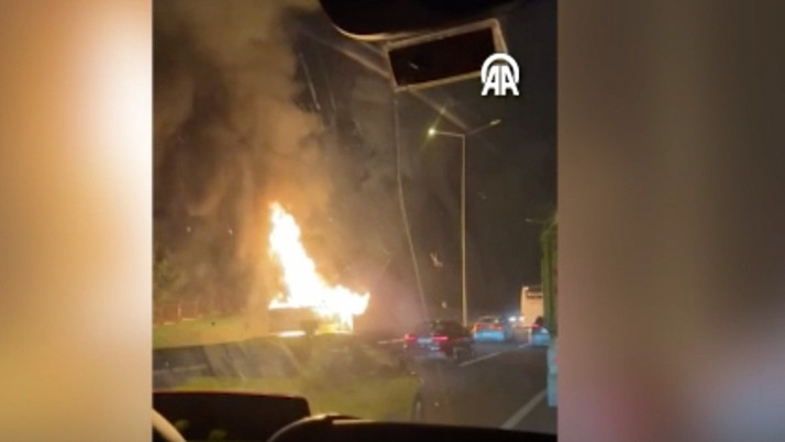 İstanbul'da İETT otobüsü alev alev yandı