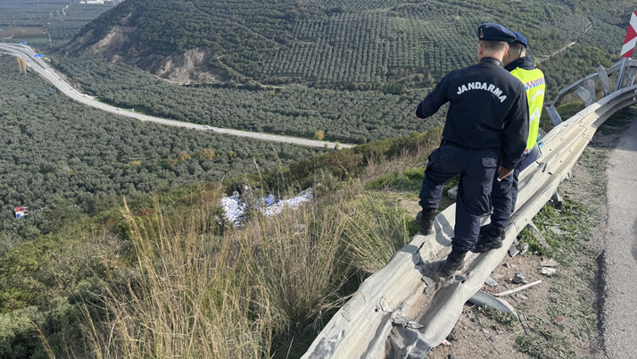 Bariyeri aşıp uçuruma yuvarlandı! Feci kazada ölenler var