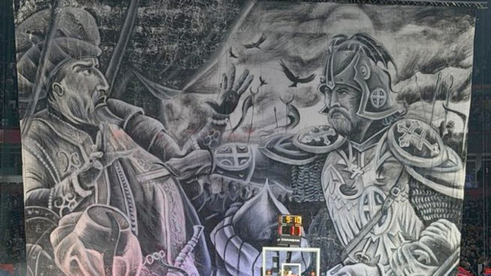 Fenerbahçe Beko Partizan maçınnda Sırp taraftarlardan tepki çeken pankart