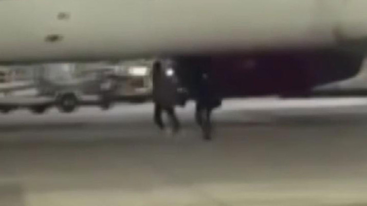 Almanya'da uçağı kaçıran yolcular piste koştu