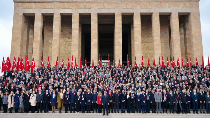 Bakan Tekin öğretmenlerle birlikte Anıtkabir'i ziyaret etti