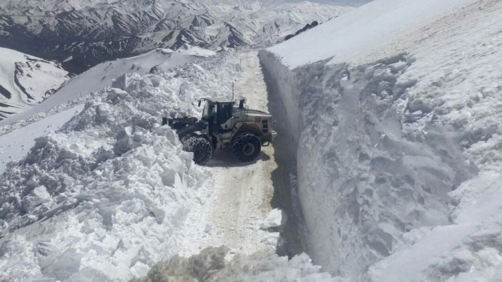 Hakkari'de kar yolları kapattı! 22 üs bölgesi yolundan 18'i açıldı